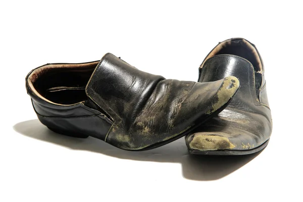 Старая грязная обувь изолирована на белом — стоковое фото