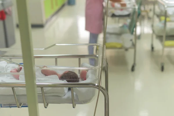 看護師と病院で生まれたばかりの赤ちゃん ストック写真