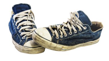 Eski kirli ayakkabılar beyazda izole edilmiş. 