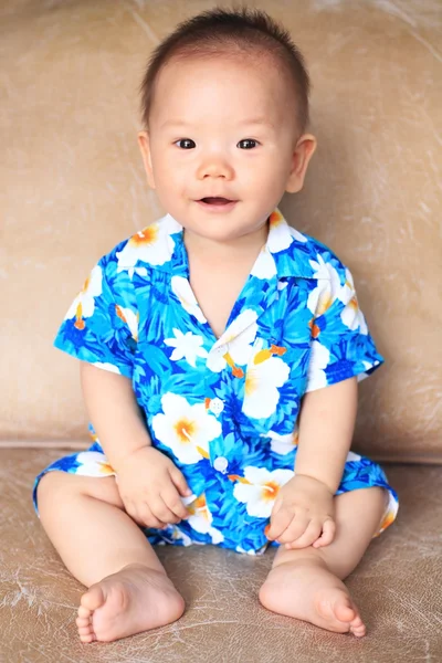 Очаровательная улыбка ребенок носить тайский цветок рубашку, Сонгкран — стоковое фото