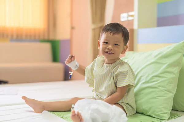 Ásia menino no hospital cama — Fotografia de Stock