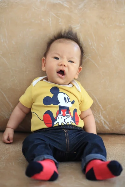 Ładny chłopiec azjatyckich z kolczaste włosy — Zdjęcie stockowe