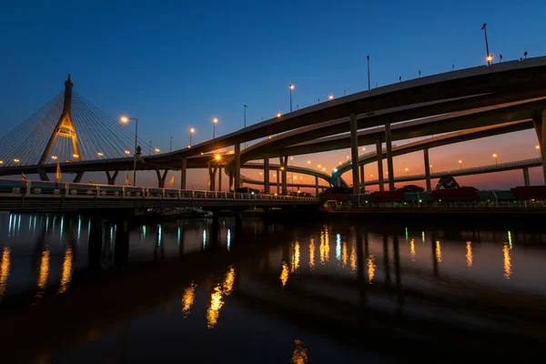 สะพานภูมิพลยามค่ําคืนในกรุงเทพฯ — ภาพถ่ายสต็อก