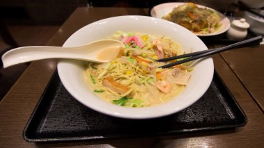 Lezzetli Japon Ramen ve kızarmış soba