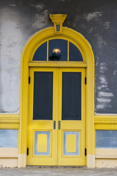 Κίτρινη ξύλινη πόρτα της δημόσια αίθουσας Χακοντάτε παλιά — Φωτογραφία Αρχείου