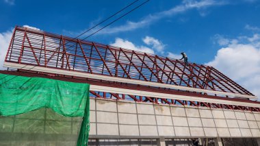 çatı üst demir yapısı üzerinde çalışan