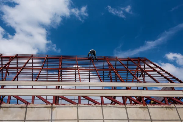 Travailleur monter sur le toit en fer — Photo