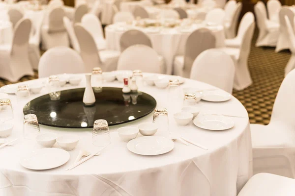 Білий весільний стіл для гостей — стокове фото