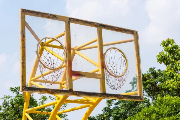 Basquete ao ar livre dois aros — Fotografia de Stock