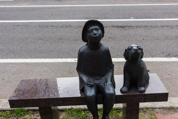Kind en hond schattig standbeelden, Hakodate — Stockfoto