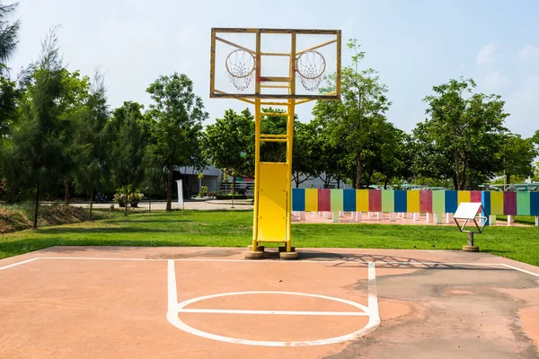 Quadra de basquete ao ar livre com dois aros — Fotografia de Stock