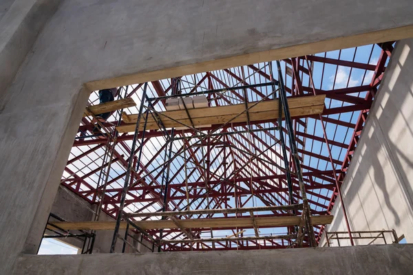 İnşaat işçisi iskele üzerinde