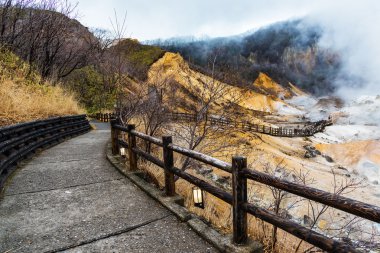 Jigokudani cehennem Vadisi için yürüyüş yolu