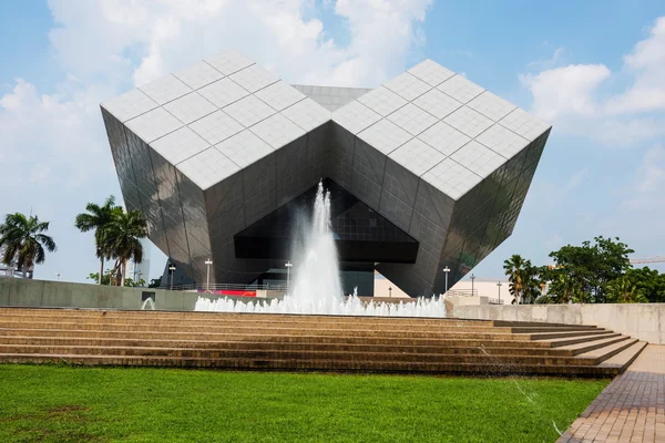 Modern cube building with fountain — Stock Photo, Image