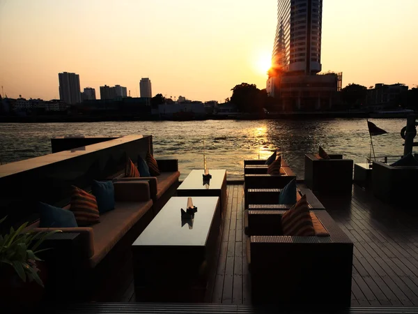 बैंकॉक में सूर्यास्त पर नदी किनारे रेस्तरां — स्टॉक फ़ोटो, इमेज