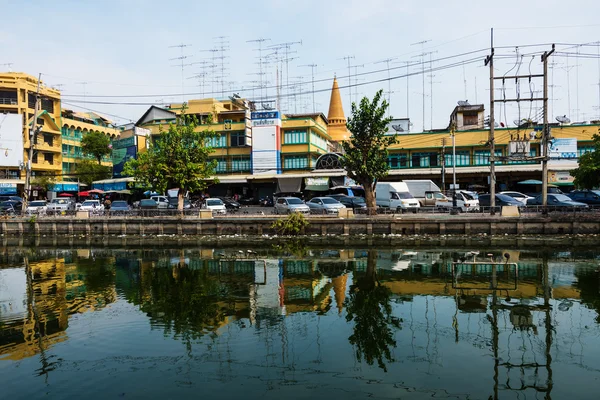 Market near canal and Phra Pathom Chedi — Stock Photo, Image