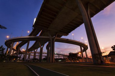Bhumibol Bridge park alacakaranlıkta, Bangkok yukarıda