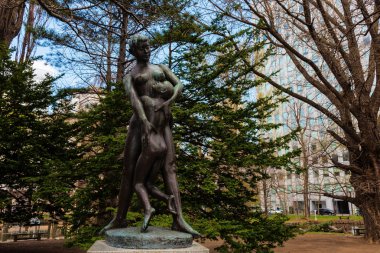 Anne ve oğlu eski Hokkaido hükümet adlı heykeli
