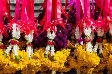 Tapınak birçok Tay çelenk