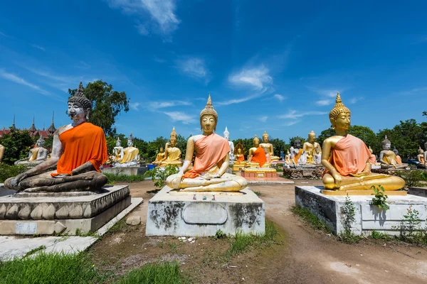 De nombreuses statues de Budddha contre le ciel bleu — Photo