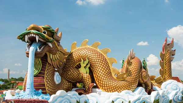 Dragon statue against blue sky — Stock Photo, Image