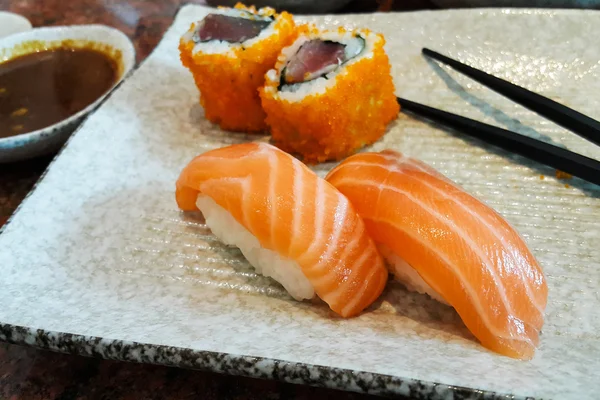 Sushi de salmón fresco y rollos de maki de atún —  Fotos de Stock