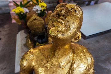 Altın baş yukarı bak Buda 