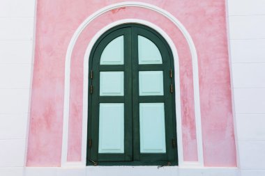 Pembe duvar klasik ahşap pencere