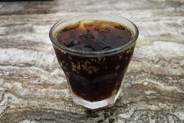 Sódio de cola na grama com gelo — Fotografia de Stock