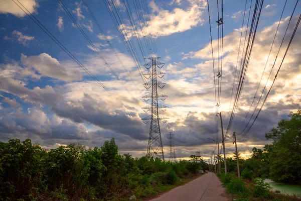 High voltage electricity tower at twilight — Stock Photo, Image