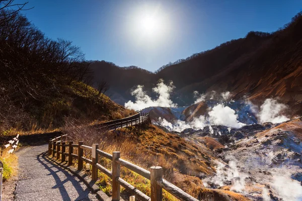 Údolí peklo Jigokudani pěší stezka s východem slunce — Stock fotografie