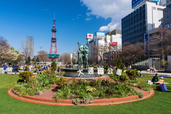 Kvinder danser monumenter i Odori park, Sapporo - Stock-foto