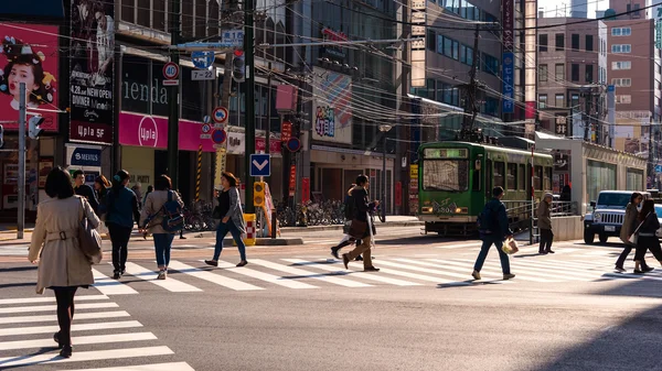 Mensen steek straat op Susukino, Sapporo — Stockfoto