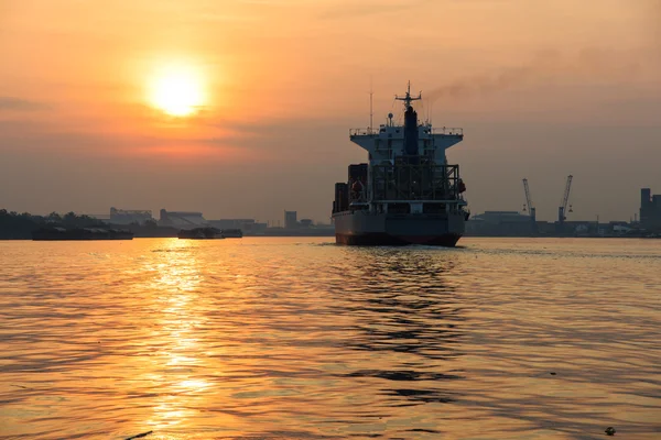 Vrachtschip bij zonsondergang — Stockfoto