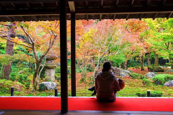 Color de otoño en el templo de Enkoji, Kioto — Foto de Stock