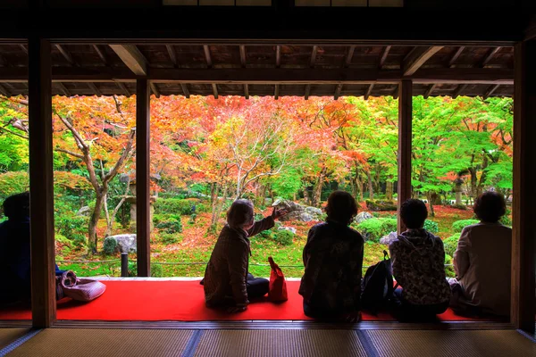 Turistas en Enkoji templo con el color de la caída — Foto de Stock