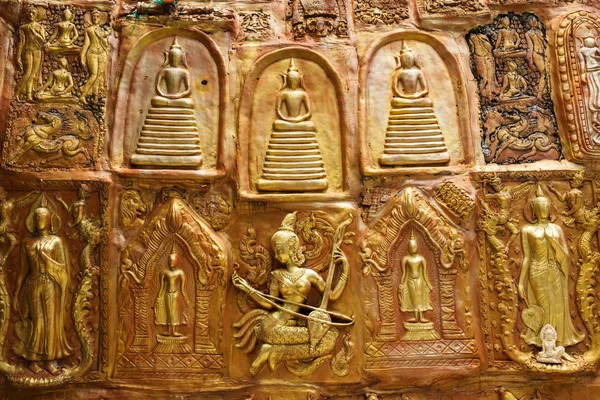 Будда и статуи ангелов — стоковое фото