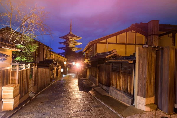 Пагода Ясака в сумерках, Киото — стоковое фото
