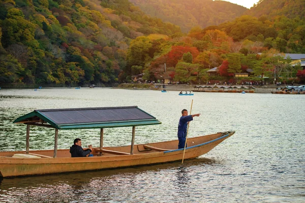 京都嵐山の秋のボートの旅 — ストック写真