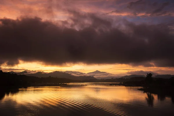 Silhueta Paisagem Ponte Mon Rio Songkalia Com Céu Crepúsculo Skyline — Fotografia de Stock