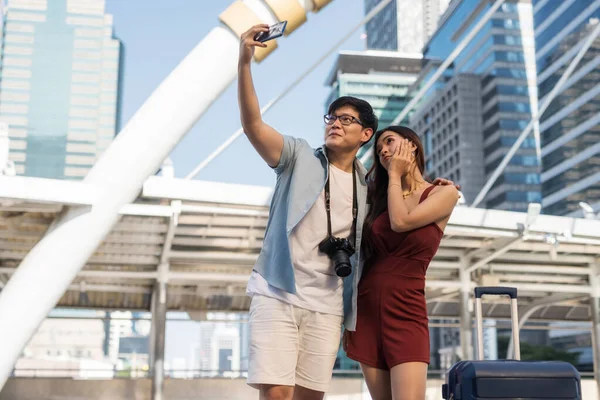 Azjatycka Koreańska Para Turystyczna Robi Zdjęcie Selfie Smartfona Walizką Podróżną — Zdjęcie stockowe