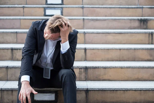 Empresario Estadounidense Estresado Está Sentado Escalera Pública Después Ser Despedido — Foto de Stock