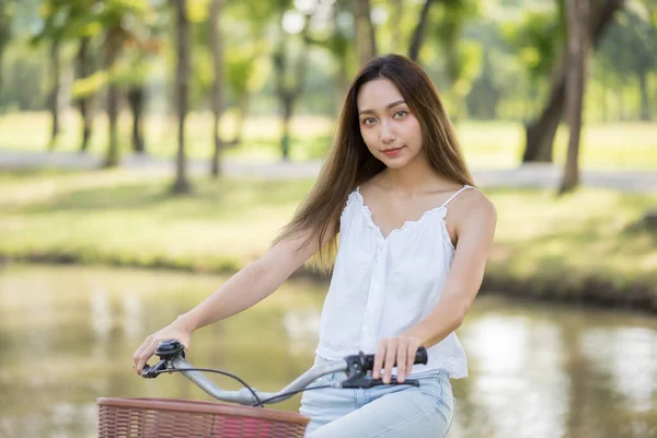 Retrato Bela Mulher Asiática Bicicleta Bicicleta Perto Lago Lagoa Com — Fotografia de Stock