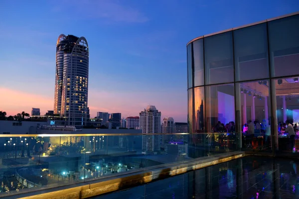 Dakrestaurant Luxe Hotel Met Bangkok Skyline Hoogbouw Modern Gebouw Schemering — Stockfoto