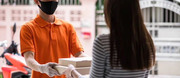 Tukang Antar Bertopeng Dan Sarung Tangan Memberikan Kotak Pizza Kepada — Stok Foto