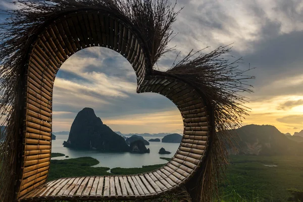 Szív Szék Látni Mészkő Karsztokat Phang Nga Öbölben Napkeltekor Samed — Stock Fotó