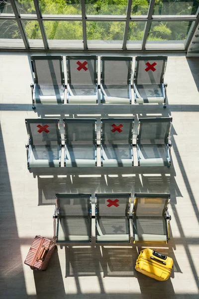 Puste Krzesła Postojowe Terminalu Lotniskowym Podczas Pandemii Covid Znakami Odległości — Zdjęcie stockowe