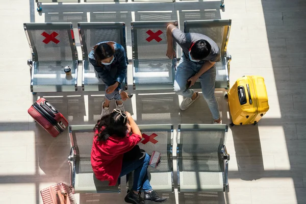 Top View Turista Fiatal Ázsiai Barátok Arc Maszk Beszélgetés Ülőhelyen — Stock Fotó