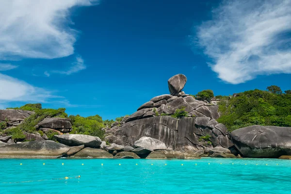 Yelkenli kayası, Similan adasının güzel simgesi, Phang Nga, Tayland. Turkuaz Andaman Okyanusu 'nun deniz manzarası, beyaz bulut, yazın mavi gökyüzü. Meşhur seyahat hedefi.