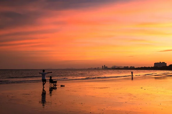 Mutlu Baba Oğul Tayland Phetchaburi Deki Deniz Sahilinde Alacakaranlık Sarısı — Stok fotoğraf